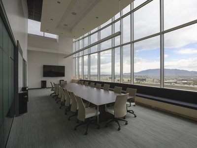 Großer Meetingraum in einem modernen Büro mit viel Bürofläche