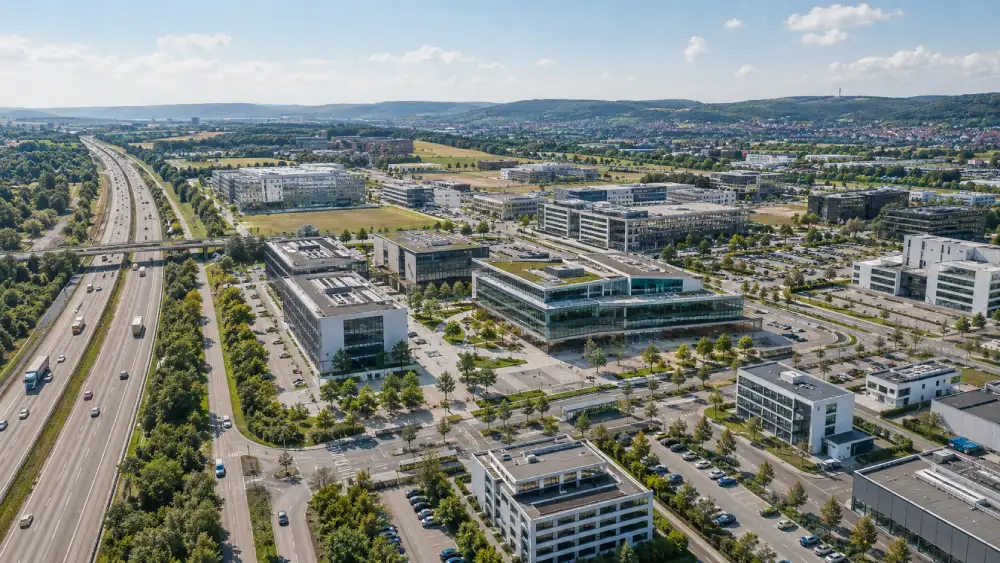 Gewerbegebiet in Böblingen aus der Luft, moderne Gewerbebauten an der A81