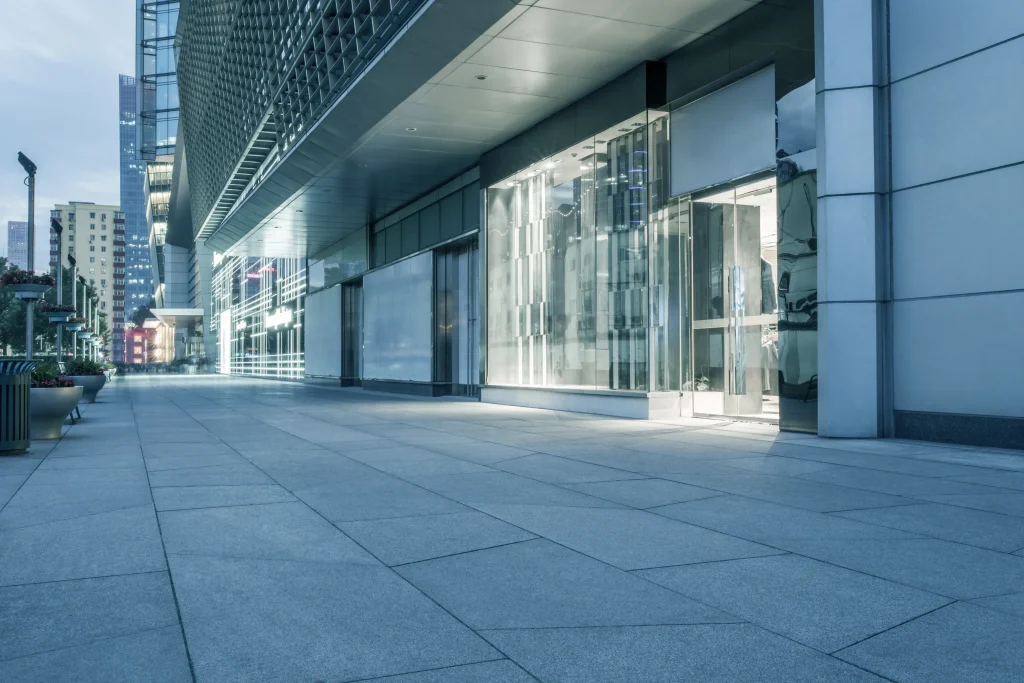 Gewerbeimmobilie als Investment mit Glasfassade und Eingangsbereich