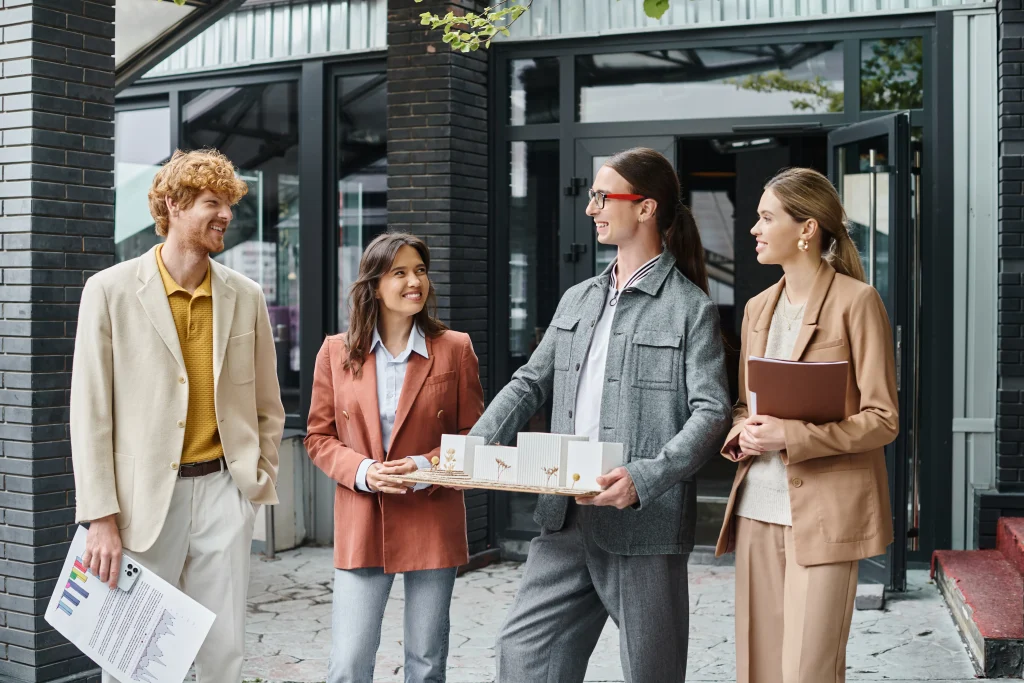 Interessenten beim Gewerbeimmobilie kaufen vor einem Bürogebäude in Baden-Württemberg