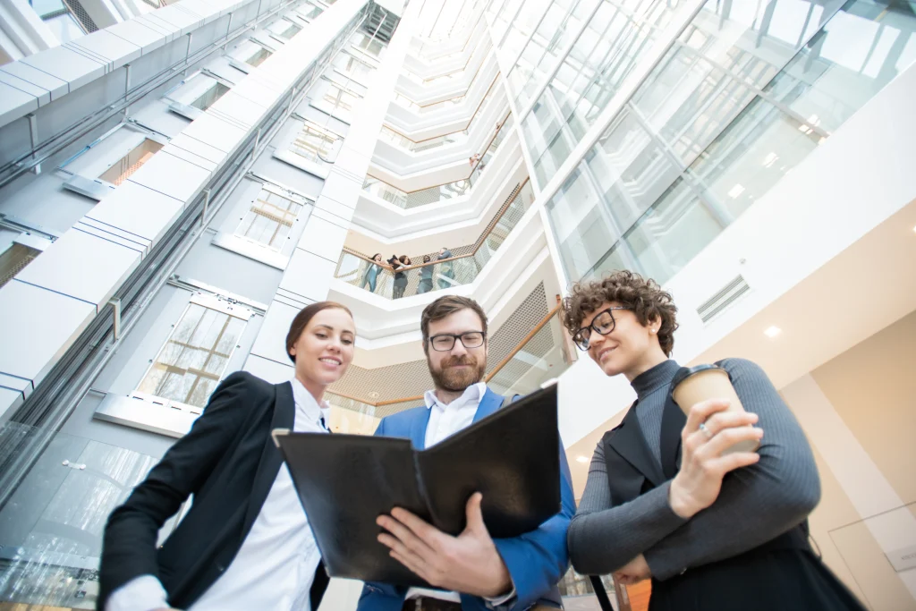 Beratung zur Immobilienbewertung für Gewerbeimmobilien in einer Bürolobby