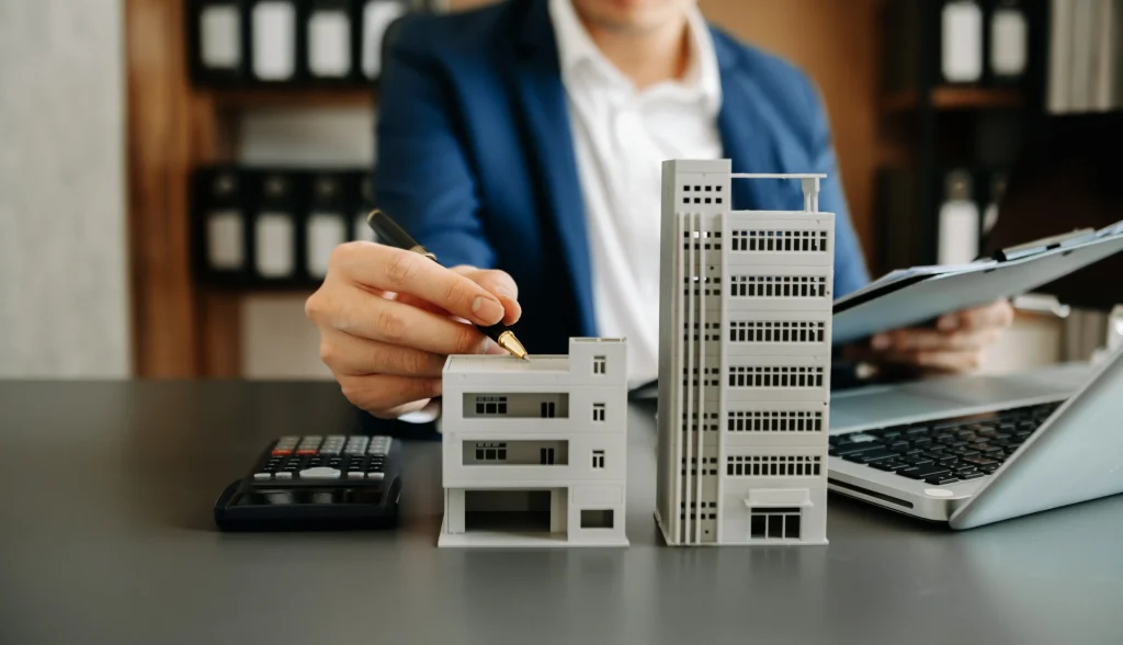 Immobilienbewertung für Gewerbeimmobilien mit Modell eines Gewerbeobjekts