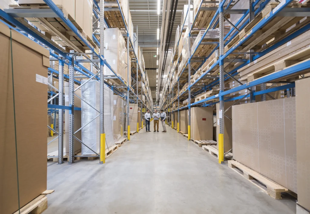 Industrieimmobilien mit langem Regalgang in einer hohen Lagerhalle