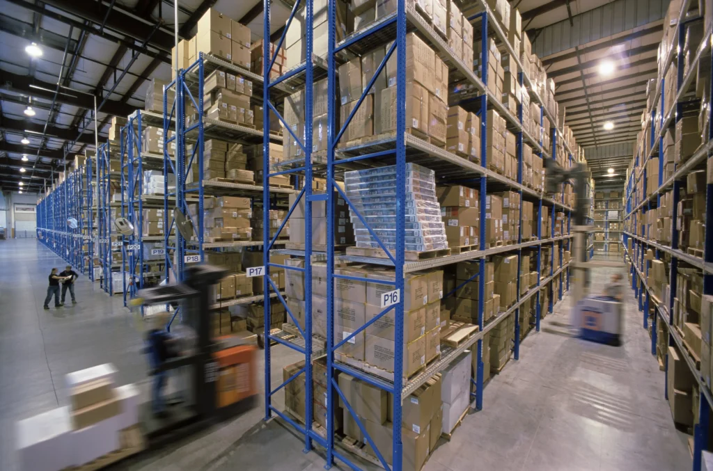 Industrieimmobilien mit Palettenregalen und Lagerflächen