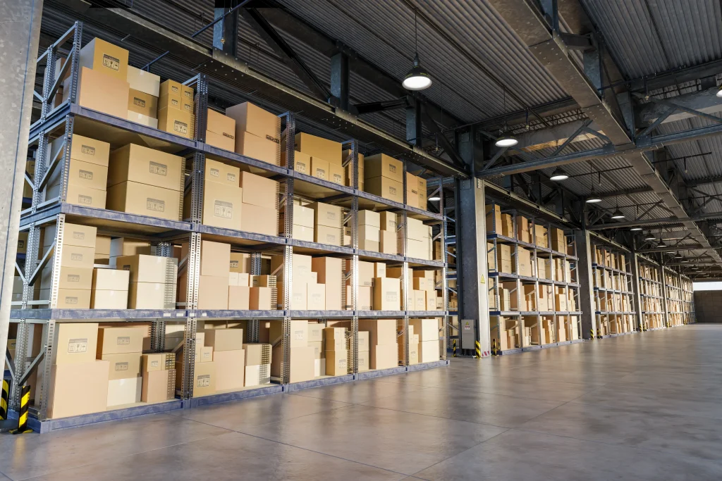 Logistikimmobilien mit gefüllten Palettenregalen und Lagerflächen