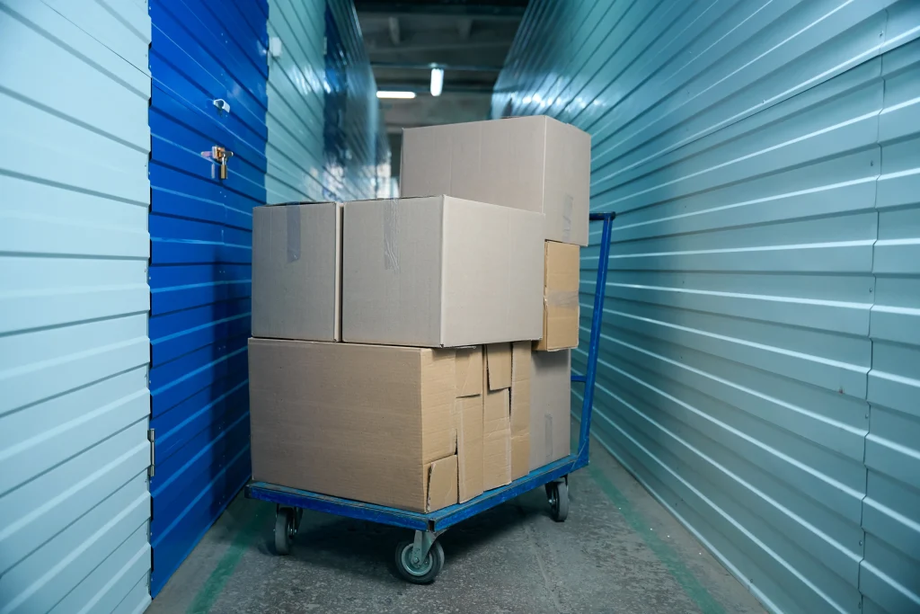Logistikimmobilien mit Lagerbox und palettierten Kartons in der Region Stuttgart